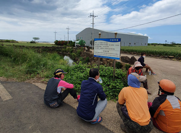 30일 오전 서귀포시 대정읍 동일리에서 발견된 축산분뇨 불법 방류 현장을 지키고 있는 지역 주민들. 사진=독자 제공