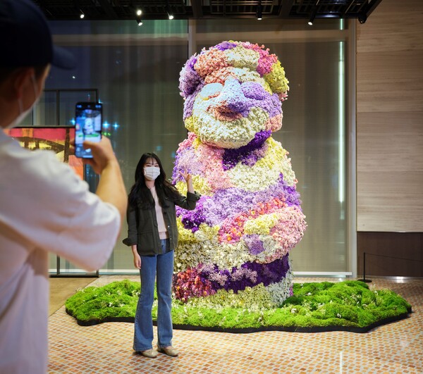 제주 드림타워 1층 로비에 설치된 만송이 생화로 만든 꽃하르방.