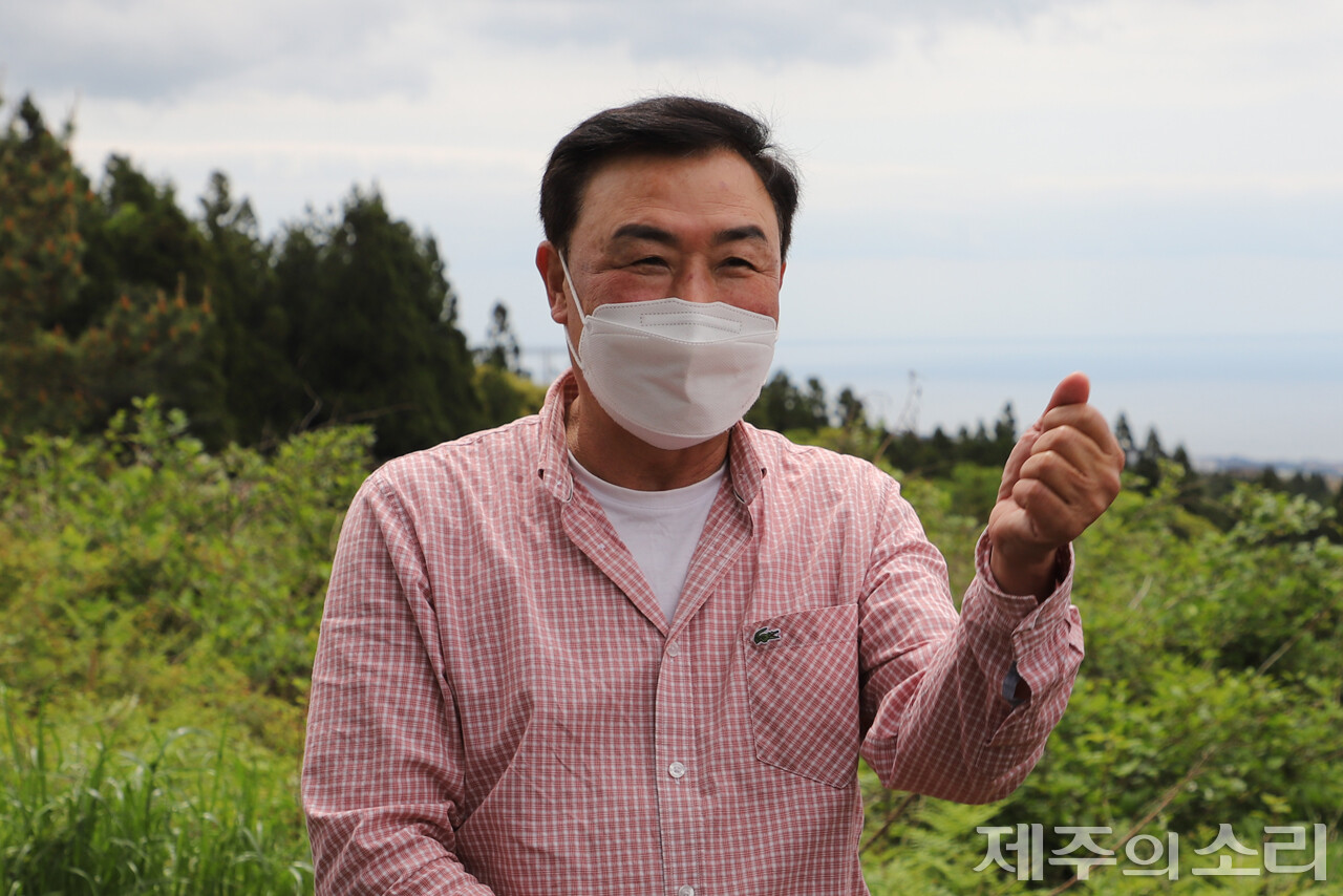 이창훈 회수부흥목장 조합장. 그는 계속된 규제로 목장을 활용하지 못하고 세금만 계속 내게 된다면 위기를 맞게 될 것이라고 했다. ⓒ제주의소리