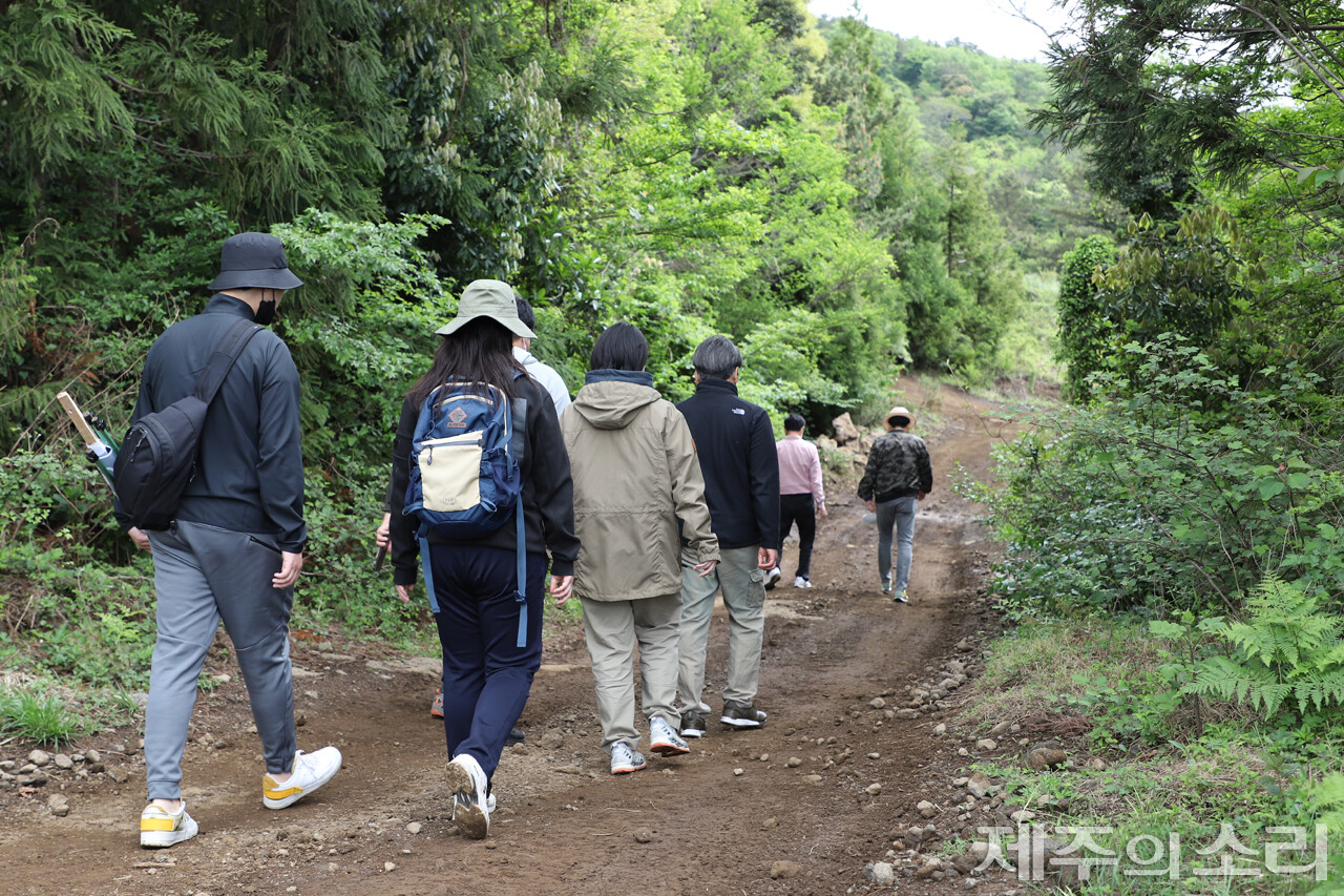 양용찬열사추모사업회, 시민정치연대 제주가치, 독립언론 [제주의소리], 제주대 공동자원과 지속가능사회 연구센터가 함께하는 ‘탐나는가치 맵핑(mapping)’ 마을공동목장 프로젝트팀은 지난달 30일 서귀포시 회수부흥목장을 탐방했다. ⓒ제주의소리