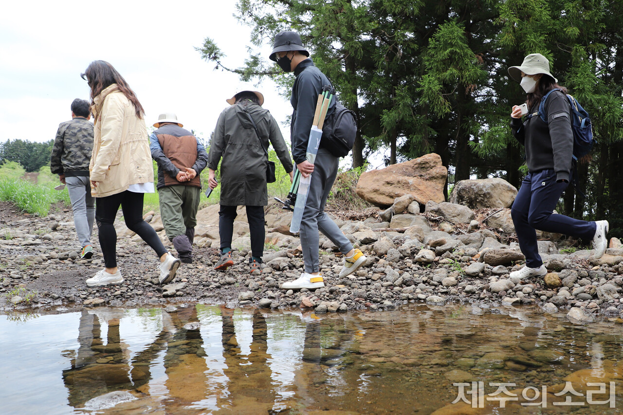 양용찬열사추모사업회, 시민정치연대 제주가치, 독립언론 [제주의소리], 제주대 공동자원과 지속가능사회 연구센터가 함께하는 ‘탐나는가치 맵핑(mapping)’ 마을공동목장 프로젝트팀은 지난달 30일 서귀포시 회수부흥목장을 탐방했다. ⓒ제주의소리