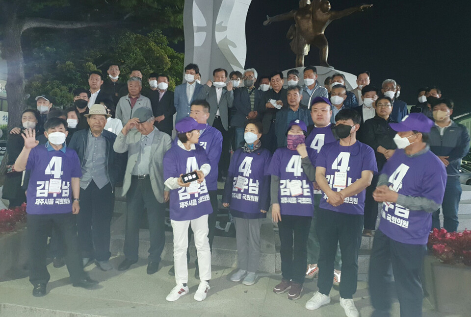 김우남 후보는 공식 선거운동 첫날인 19일 0시에 제주시청 앞 어울림 마당 앞에서 출정식을 갖고, 필승을 향한 선거운동에 돌입했다. ⓒ제주의소리
