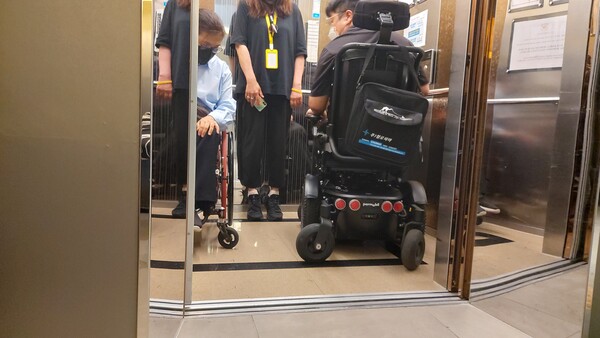 서귀포시장애인보조기기대여센터가 진행한 서귀포시 A호텔 휠체어 접근성 모니터링 현장. 사진=서귀포시장애인보조기기대여센터.