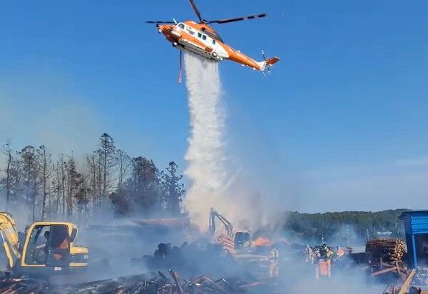 소방헬기 한라매가 화재 진압을 위해 물을 뿌리는 모습. 사진=서귀포소방서. ⓒ제주의소리