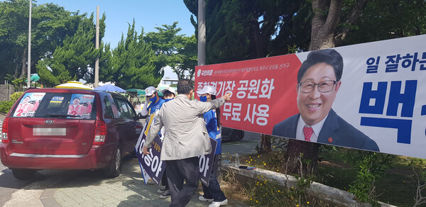 기자회견하는 송재호 더불어민주당 도당위원장과 이승아 후보-선거운동원