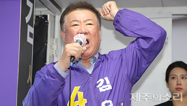 제주시을 국회의원 보궐선거에 출마한 김우남 무소속 후보가 30일 오후 7시 제주시청 맞은편 도로에서 선거 전 마지막 총력 유세를 펼치며 지지를 호소하고 있다. ⓒ제주의소리 [김정호 기자]