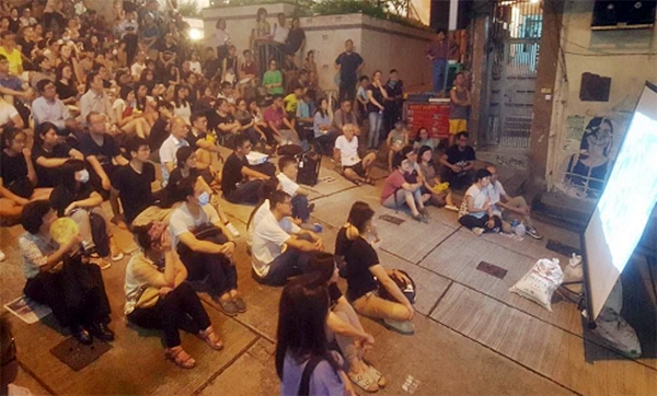 홍콩 2019 운동 시, 시민들의 자원봉사로 '윈터 온 파이어' 야외 상영회를 개최했다. 사진=알자지라, 리춘펑.