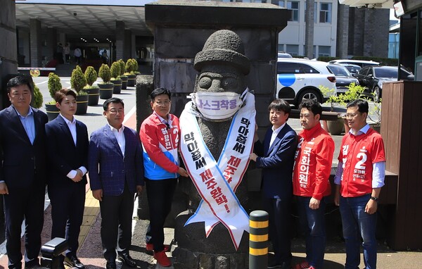 31일 오전 10시 30분 제주도청 정문 앞에서 기자회견을 갖고 있는 국민의힘 이준석 대표. 