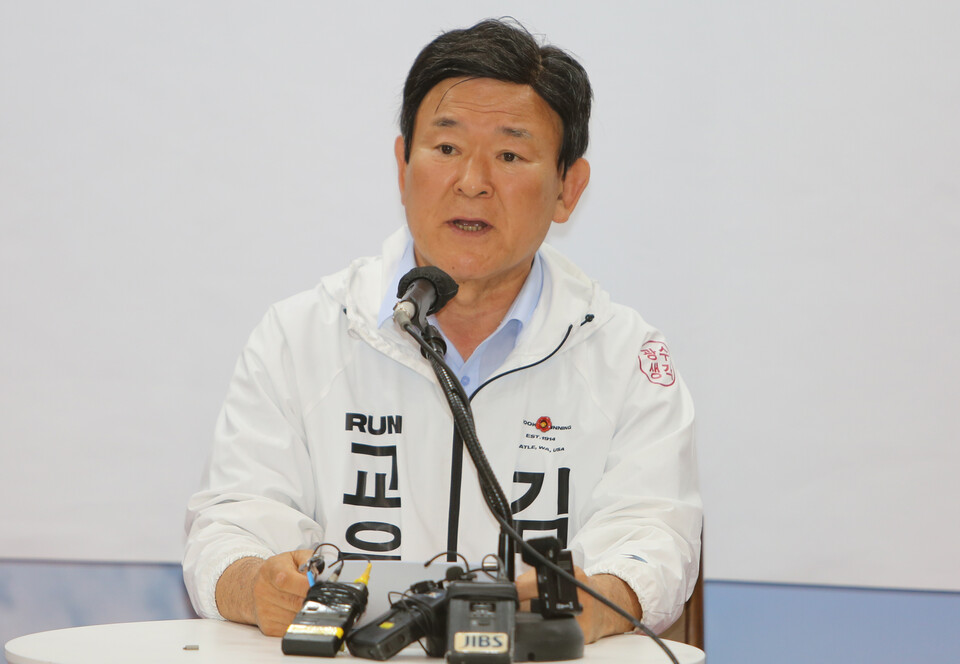 김광수 제주도교육감 후보가 31일 제주도의회 도민카페에서 마지막 기자회견을 갖고 있다.