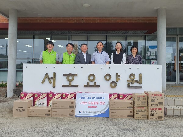국세상담센터(센터장 신경수) '혼디모영'봉사회는 서귀포시 서호요양원을 방문해 어르신들의 위생관리를 위한 생활위생용품을 전달했다.