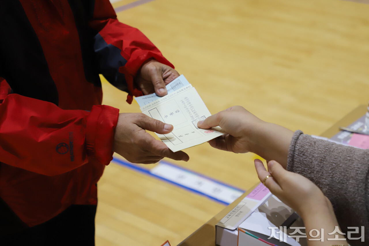 제8회 전국동시지방선거가 치러지는 1일, 시민들은 이른 아침부터 권리를 행사하기 위해 투표소를 찾았다. ⓒ제주의소리
