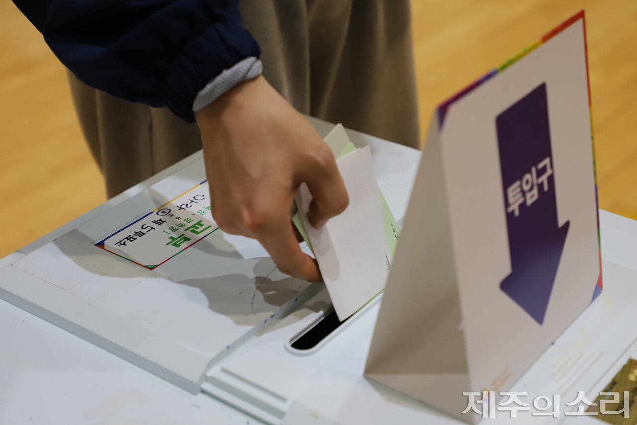 제8회 전국동시지방선거가 치러지는 1일, 시민들은 이른 아침부터 권리를 행사하기 위해 투표소를 찾았다. ⓒ제주의소리