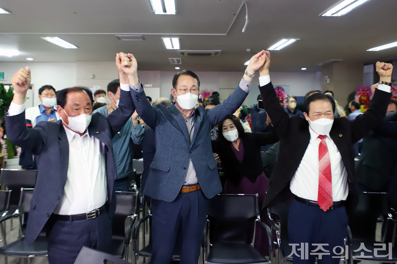 캠프 관계자, 지지자들과 함께 손을 맞잡고 두 팔을 들어보이는 고창근 공동총괄선대위원장. 방송 3사의 출구조사 결과 6.1지방선거 제주도교육감 선거 김광수 후보가 57.0%, 이석문 후보가 43.0%를 득표할 것으로 예측되면서 김 후보 캠프 관계자와 지지자들이 함성을 내질렀다. ⓒ제주의소리