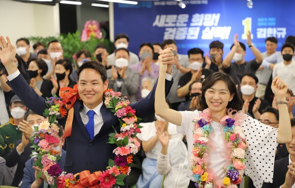 2일 오전 3시께 제주시을 국회의원 보궐선거에 당선이 유력시된 더불어민주당 김한규 후보가 지지자들과 함께 기쁨을 누리고 있다. ⓒ제주의소리