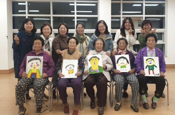 지난해 성산읍 수산1리 마을 삼춘 그림 이야기책 프로그램 졸업식 사진. 사진=서귀포시