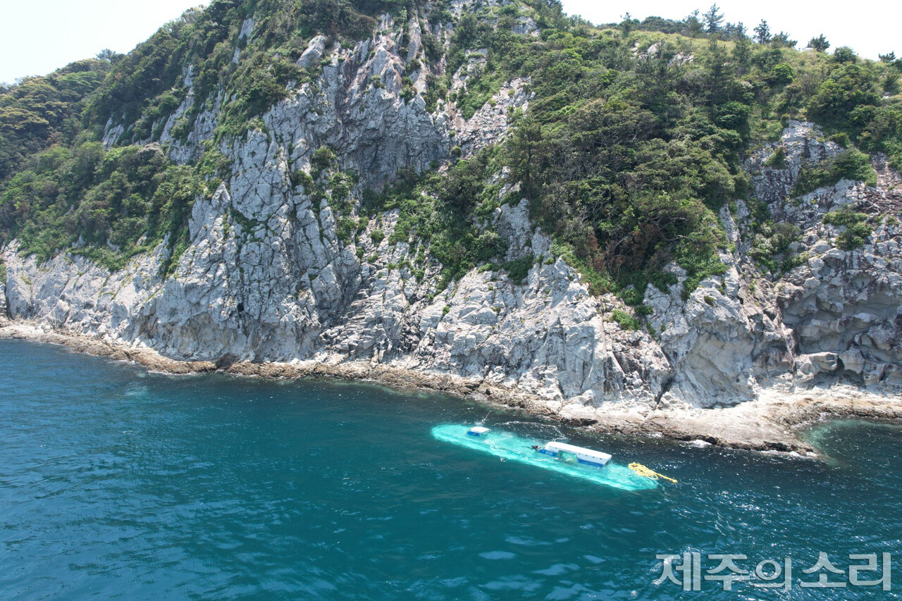 관광잠수함이 문섬 암반 쪽에 접근해 수중으로 들어가고 있다. 사진=녹색연합.