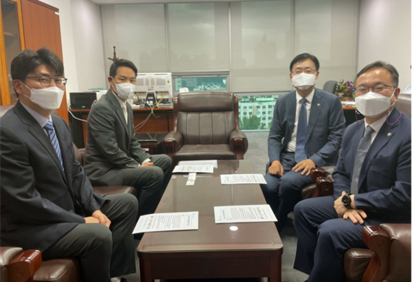 김한규 국회의원(맨 왼쪽에서 두 번째)은 14일 김형두 법원행정처 처장을 만나 4.3 희생자 가족관계 정정에 대해 논의했다.