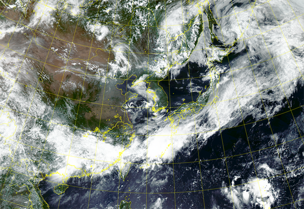 6월17일 오후 2시 기준 동아시아 일대 위성 영상. 정체전선(장마전선)이 제주 남쪽과 일본 등지에 길게 위치해 있다. / 기상청 위성 영상 갈무리