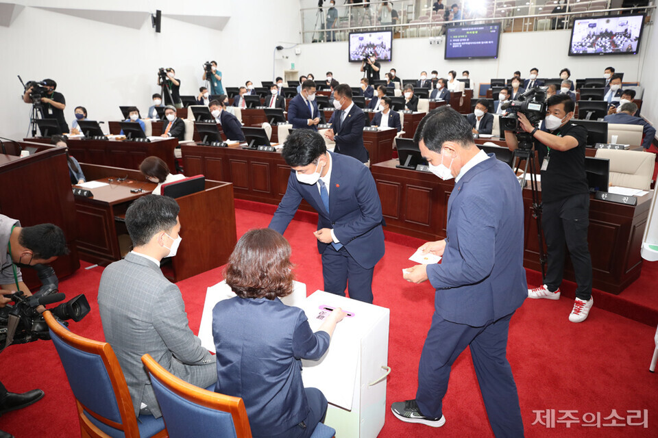 제12대 의회 전반기 의장 선출을 위한 투표를 진행하고 있는 의원들. ⓒ제주의소리
