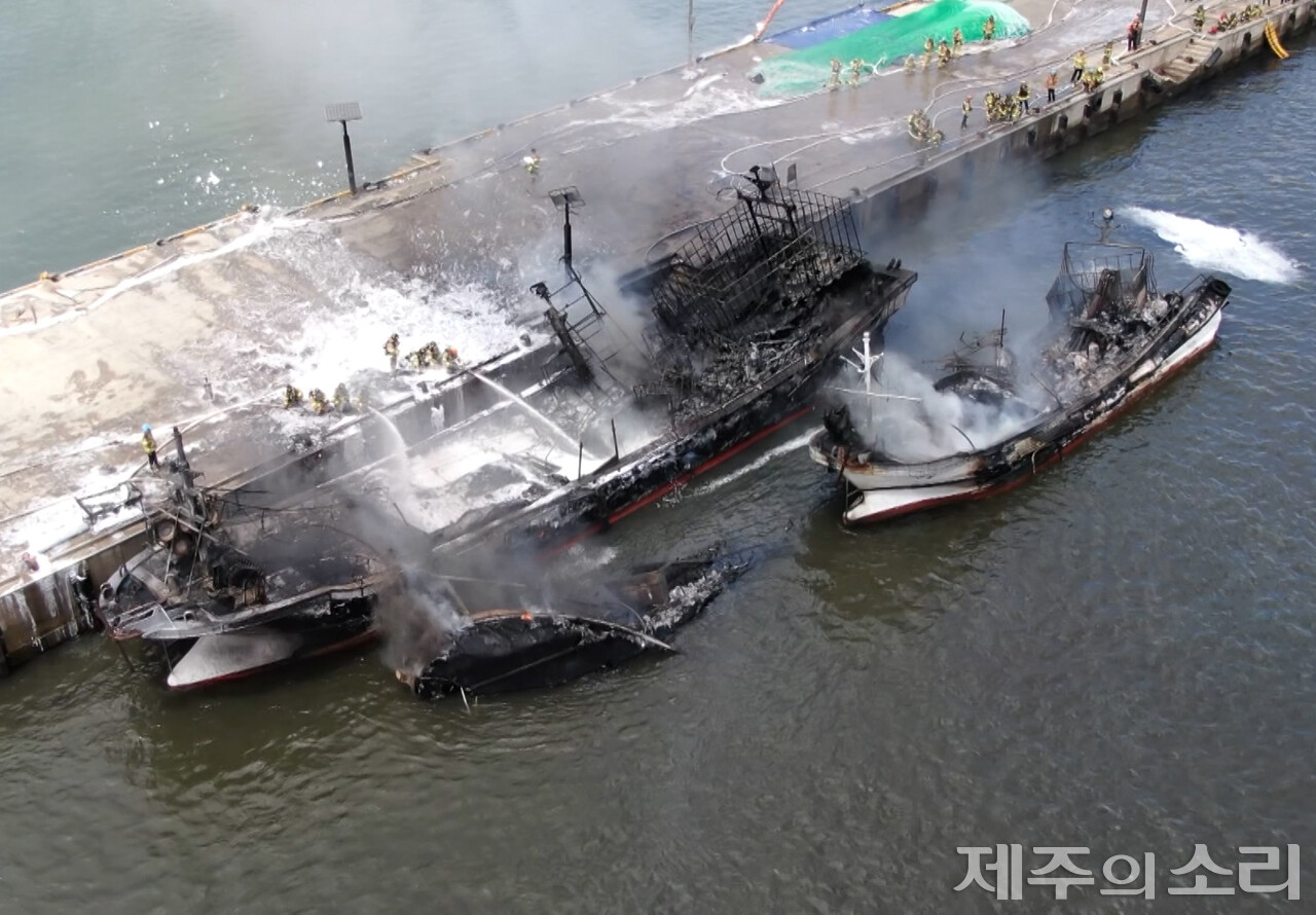 7일 제주시 한림항 화재로 선박 3척이 모두 불에타고 3명이 중경상, 2명이 실종되는 인명피해가 발생했다. ⓒ제주의소리