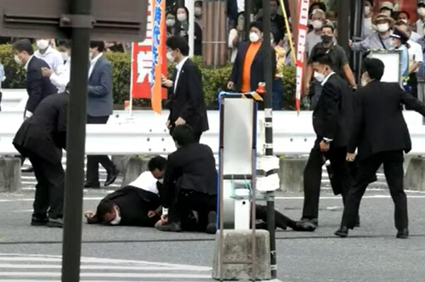 8일 아베 신조 전 일본 총리 피격 사건 현장. 사진=KBS뉴스 갈무리