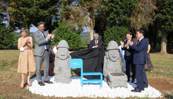 지난 12일(현지시간) 스페인 산티아고 순례길에서 열린 제주 상징물 설치 제막행사. 사진=제주특별자치도 ⓒ제주의소리