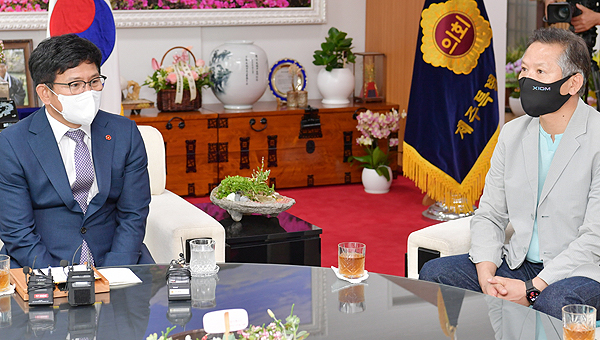 김경학 제주도의회 의장(왼쪽)이 15일 오후 3시 의장실에서 제주 제2공항 강행저지 비상도민회의와 제2공항과 관련한 면담을 진행하고 있다. 오른쪽은 문상빈 비상도민회의 공동집행위원장.