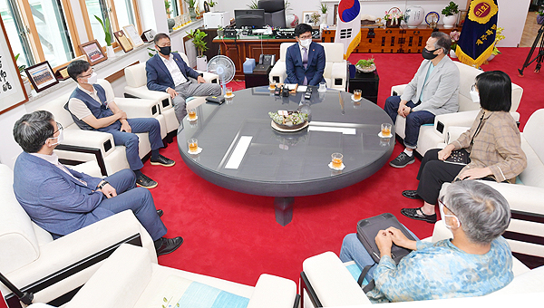 김경학 제주도의회 의장(왼쪽)이 15일 오후 3시 의장실에서 제주 제2공항 강행저지 비상도민회의와 제2공항과 관련한 면담을 진행하고 있다. 문상빈 비상도민회의에서는 7명의 공동집행위원장와 공동상임대표가 참석했다.