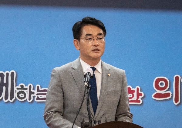 20일 오전 11시 제주도의회 도민카페에서 당 대표 출마 기자회견을 갖고 있는 더불어민주당 박용진 국회의원. ⓒ제주의소리