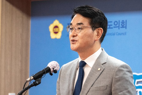 20일 오전 11시 제주도의회 도민카페에서 당 대표 출마 기자회견을 갖고 있는 더불어민주당 박용진 국회의원. ⓒ제주의소리<br>