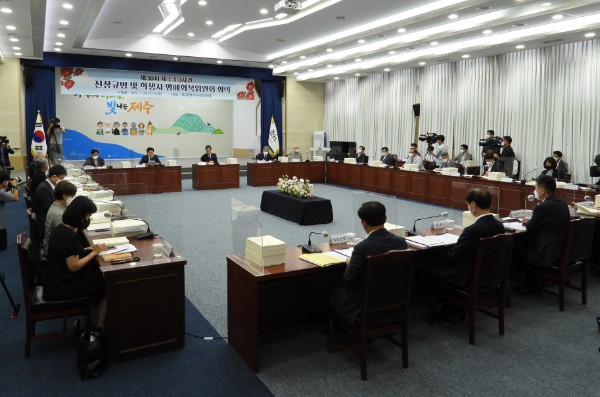 20일 오후 2시 제주도청 본관 4층 탐라홀에서 열린 '제주4.3사건 진상규명 및 희생자 명예회복위원회' 회의. ⓒ제주의소리