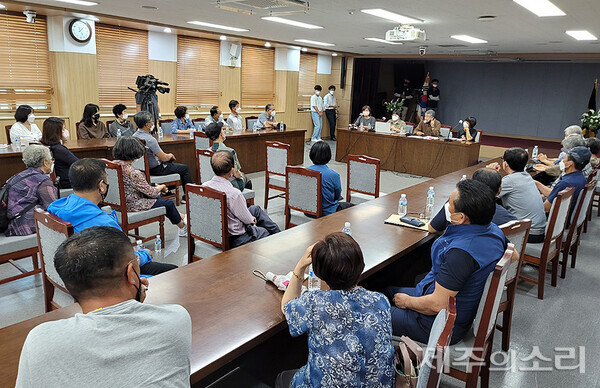 사상검증 논란의 특별재심 대상자 유족들과 4.3도민연대가 22일 대책회의를 갖고 있다. ⓒ제주의소리