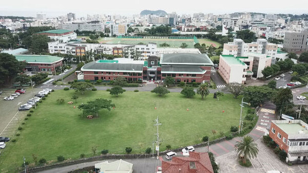 서귀포학생문화원 앞 잔디밭 광장을 가로지를 서귀포시 도시우회도로