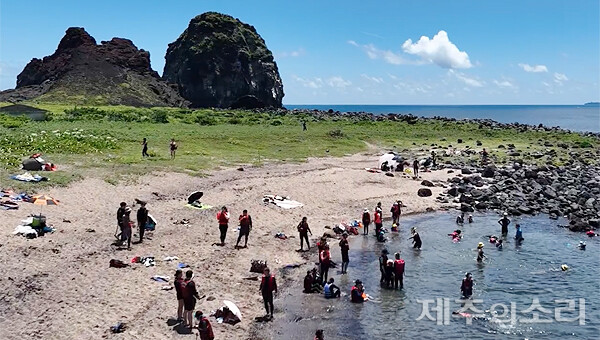 4일 서귀포시 안덕면 사계리 앞 바다 형제섬에서 관광객들이 물놀이를 즐기고 있다. [사진제공-제주의소리 독자]