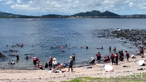 4일 서귀포시 안덕면 사계리 앞 바다 형제섬에서 관광객들이 물놀이를 즐기고 있다. [사진제공-제주의소리 독자]<br>
