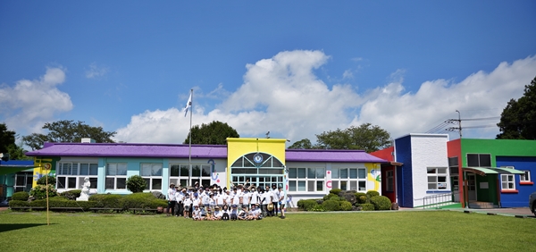 학교 건물을 새로 칠한 제주 조천초등학교에서 기념 사진을 찍고 있다. ⓒ제주의소리