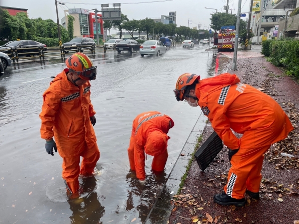 2021년 8월 1일 폭우로 물에 잠긴 도로에서 배수지원을 하고 있는 소방당국. 사진=제주소방안전본부. ⓒ제주의소리 자료사진<br>
