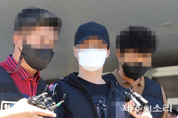 이승용 변호사 피살사건 피고인 김모씨(가운데) ⓒ제주의소리