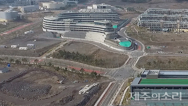 2012년 첫 삽을 떴지만 2017년 공정률 56%에서 멈춰선 제주헬스케어타운 모습.