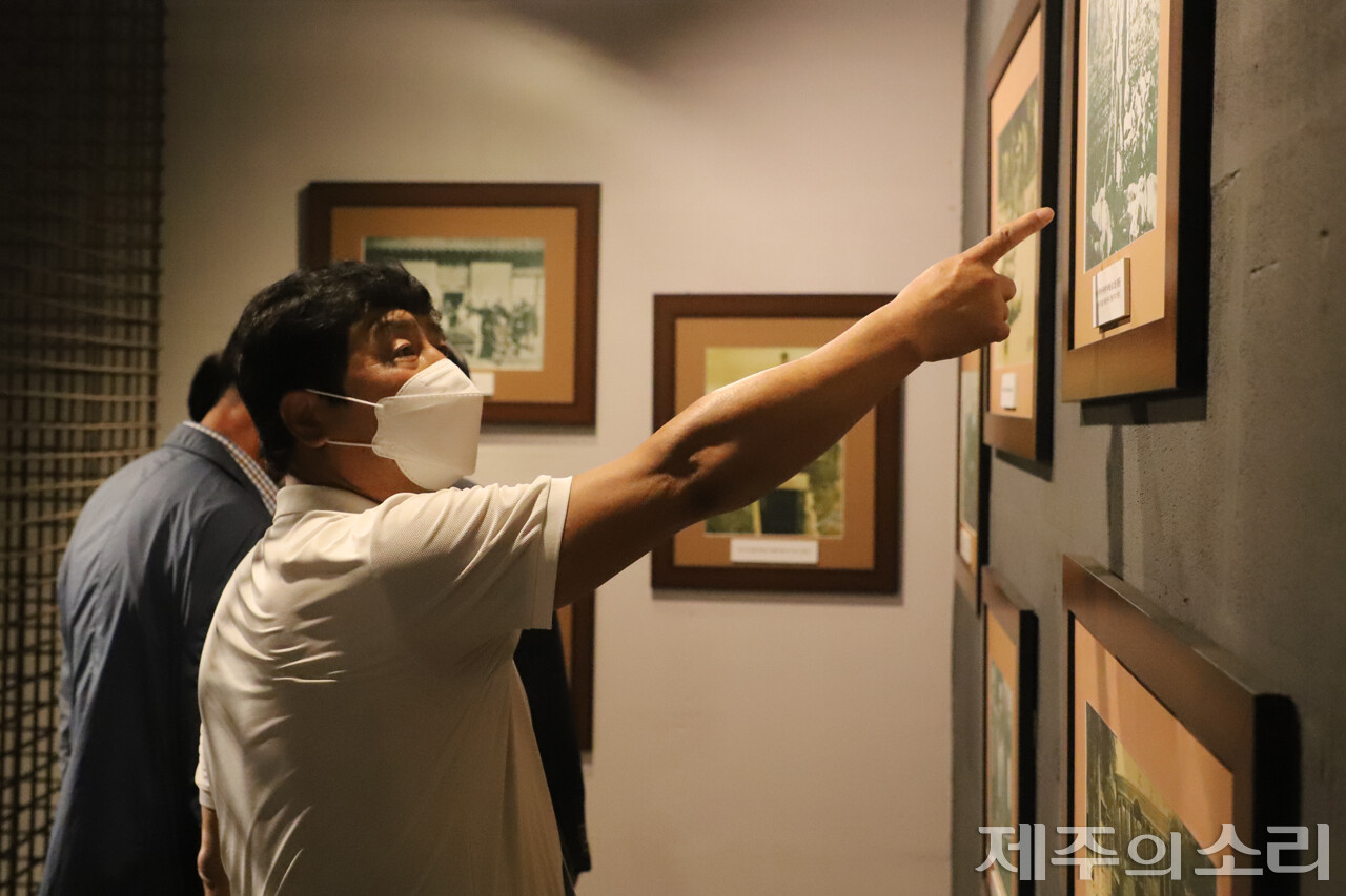 전남 함평군에 마련된 상해임시정부청사(독립운동역사관)를 둘러보고 있는 제주4.3희생자유족회와 제주도재향경우회. 이들 단체는 14일부터 오는 16일까지 진행되는 전라남도 일대 4.3-경찰 관련 ‘화해와 상생을 위한 합동순례’에 나섰다. ⓒ제주의소리