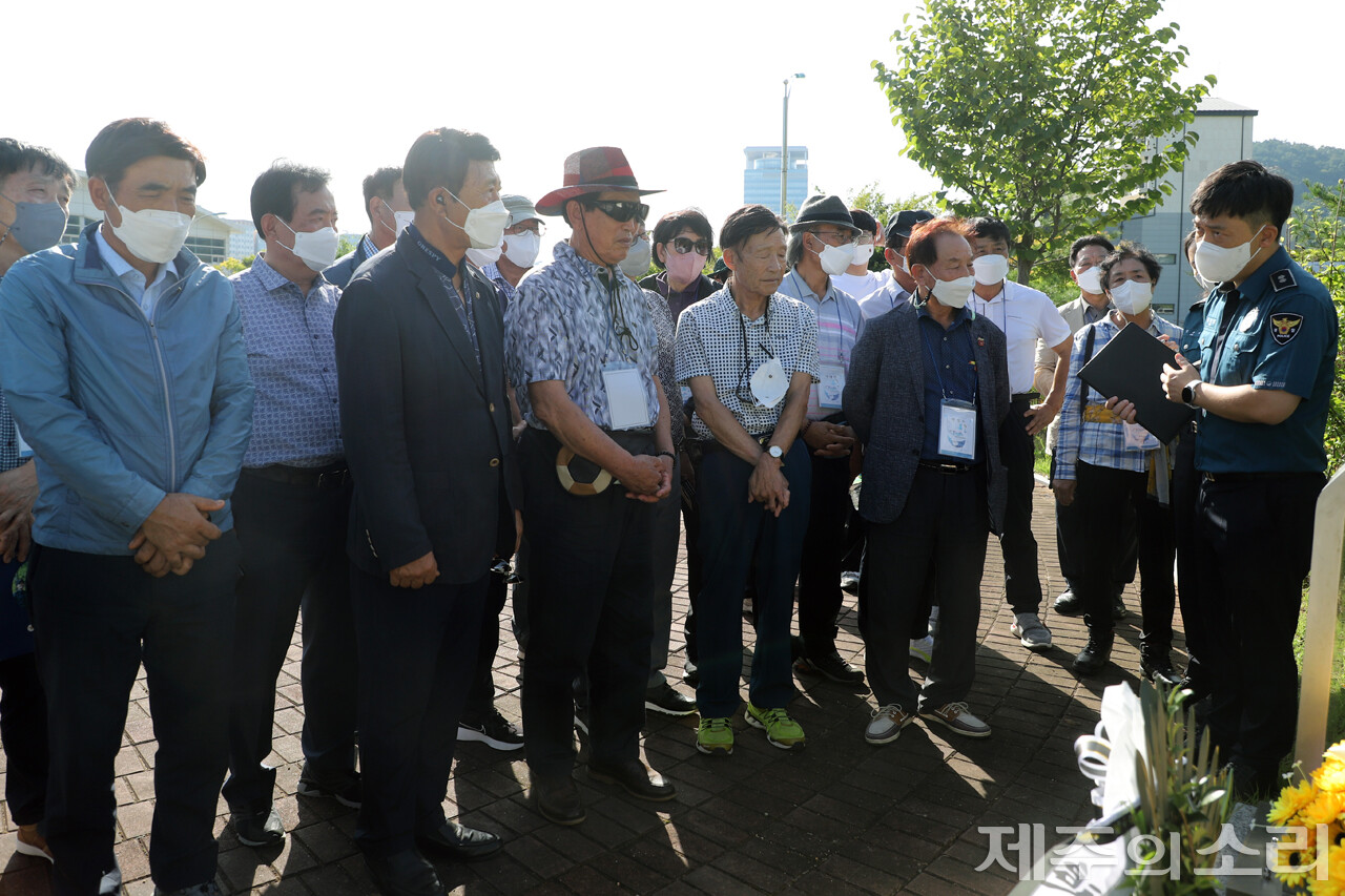 전남도경찰청 직원의 설명을 듣고 있는 제주4.3희생자유족회와 제주도재향경우회. ⓒ제주의소리