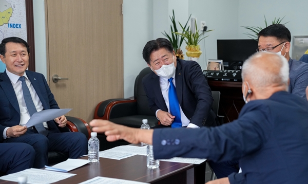 오영훈 지사(맨 왼쪽에서 두 번째)가 15일 서귀포시 하원동을 찾아 주민들과 옛 탐라대 부지 활용 방안을 논의했다. 사진=제주도.