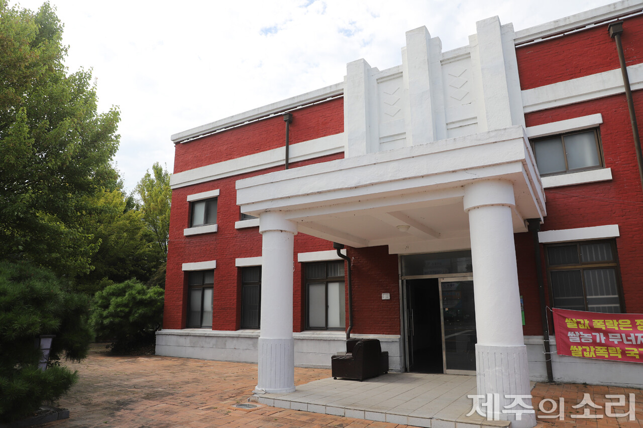 일제강점기 당시 지어진 옛 나주경찰서. 합동 순례단은 전남 나주 일제강점기 설치된 동양척식주식회사문서고와 옛 나주경찰서를 찾아 대한민국 근현대사의 상처를 어루만졌다.&nbsp;ⓒ제주의소리