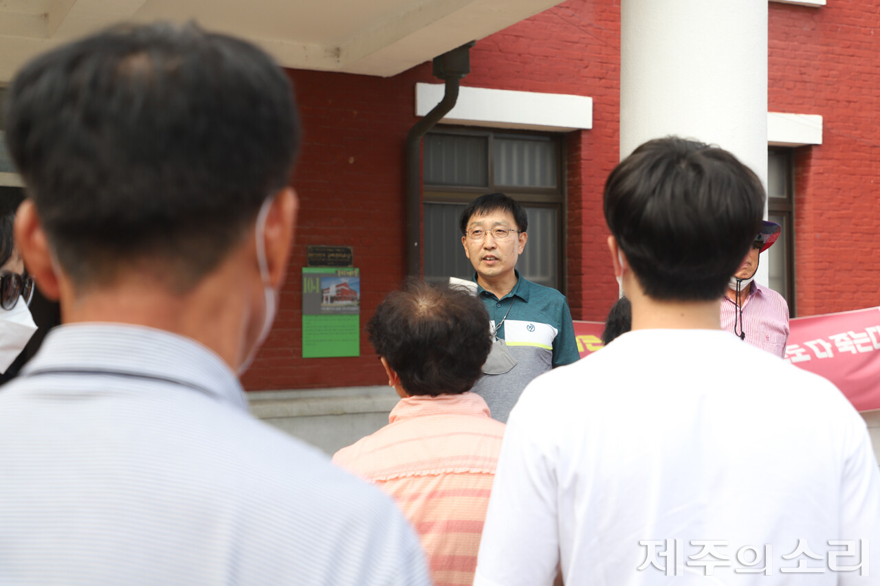 제주도재향경우회 사무처장의 나주경찰서 관련 설명을 듣고 있는 합동 순례단. ⓒ제주의소리