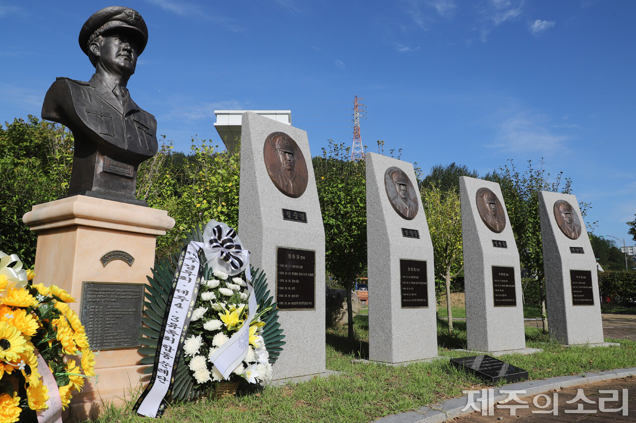 전남 무안, 전남도경찰청 앞에 마련된 안병하 치안감 동상. 이 곳에는 민주인권 가치를 수호한 경찰들을 추모하는 공간이 마련됐다. 제주4.3희생자유족회와 제주도재향경우회는 안병하 치안감을 위한 묵념을 진행하고 조화를 올렸다. ⓒ제주의소리&nbsp;