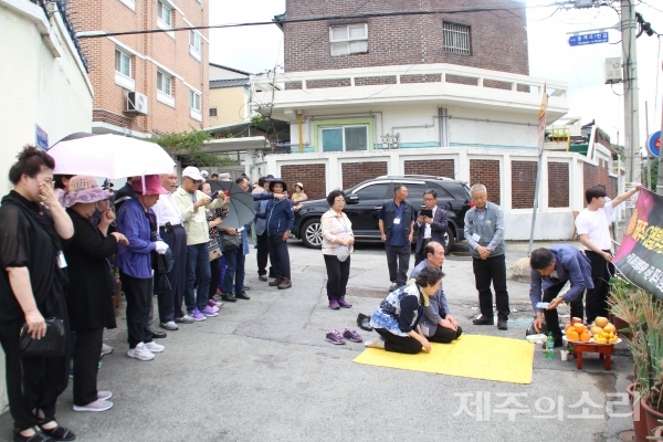 옛 광주형무소 터에서 간단히 제를 지내는 유족들의 모습. 광주형무소가 있던 자리엔 주택가가 들어서고 아스팔트가 깔렸다. ⓒ제주의소리 자료사진