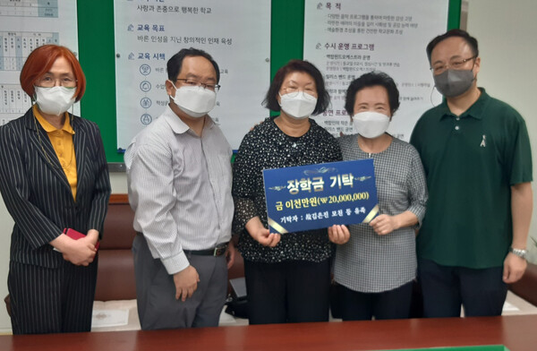 전덕자씨(왼쪽에서 4번째)가 지난 9월16일 故 김은진씨 사망 42년만에 제주중앙여중을 방문, 장학금 2000만원을 쾌척했다.