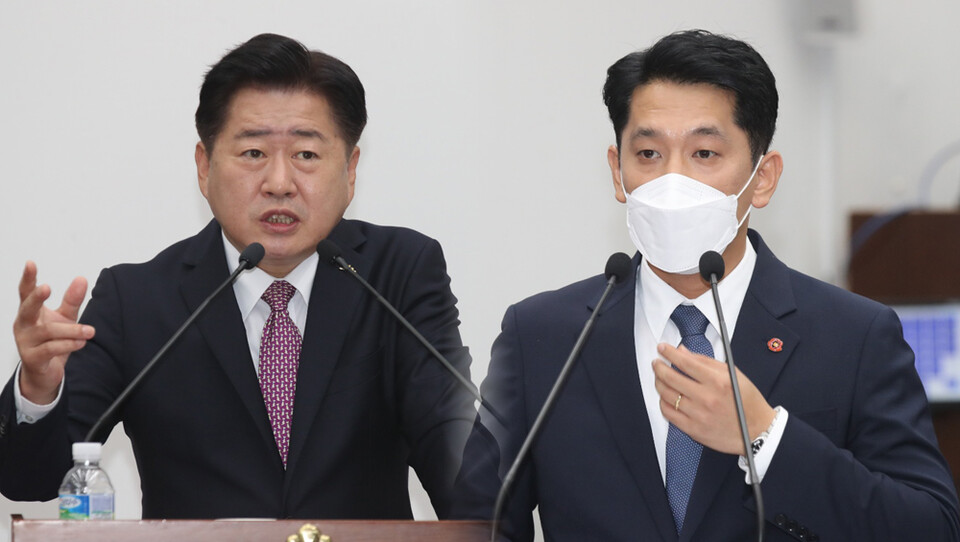 20일 열린 제주도의회 제409회 제1차 정례회 3차 본회의에서 오영훈 제주도지사(왼쪽)를 상대로 도정질문을 하고 있는 한권 의원(오른쪽).ⓒ제주의소리