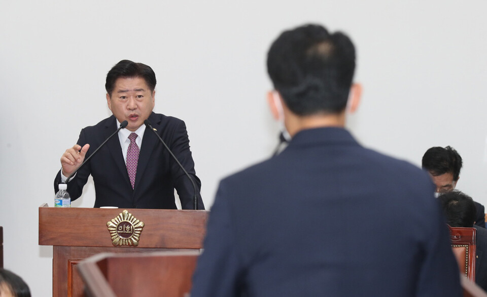 오영훈 지사(왼쪽)를 상대로 도정질문을 하고 있는 한권 의원(뒷모습). ⓒ제주의소리