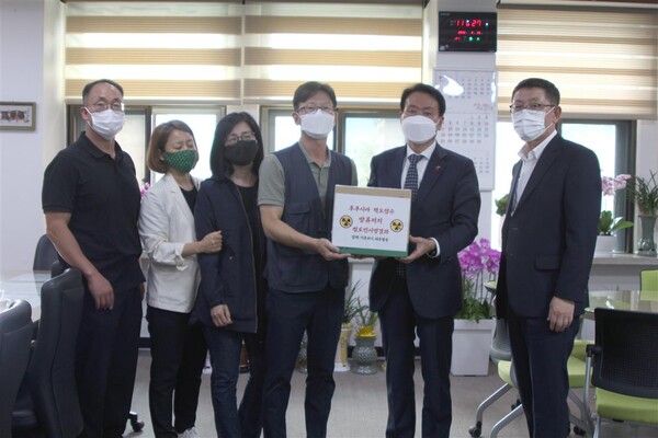 탈핵·기후위기 제주행동은 26일 오전 11시 일본 정부의 핵오염수 방류와 관련해 김희현 제주도 정무부지사를 만나 서명운동 결과를 전달하고 면담을 진행했다. 사진=탈핵·기후위기 제주행동.<br>